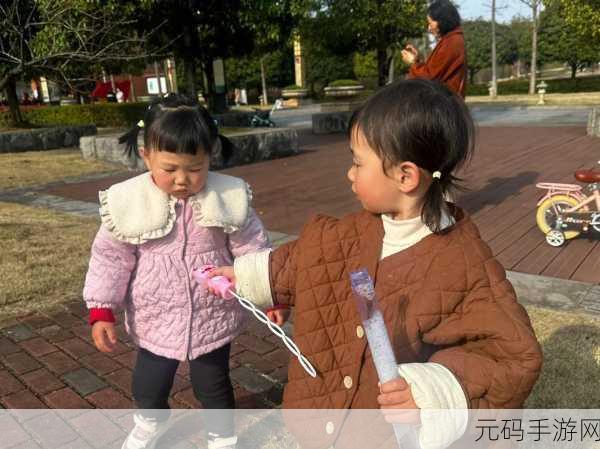 外出佩戴小玩具的感受:1. 小玩具陪伴,出行的乐趣与惊喜
