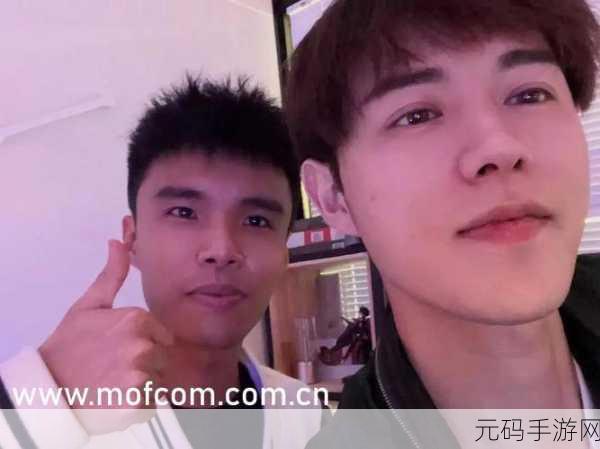 张警官玻璃窗视频:1. 张警官揭秘:玻璃窗背后的故事