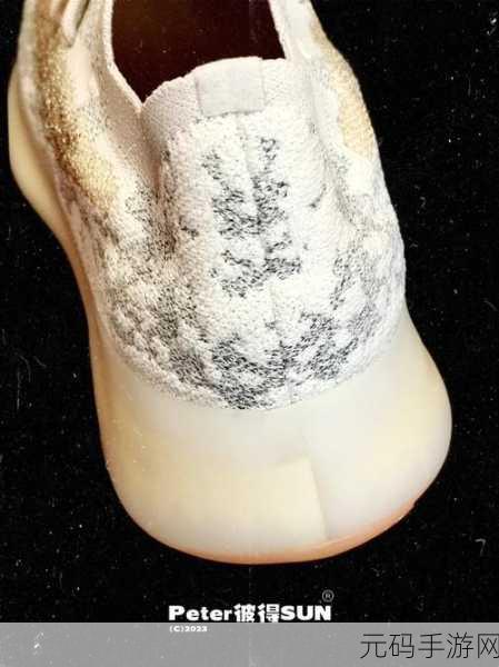 yeezy380蜜桃粉和白色设计亮点：1. ＂蜜桃粉与白色交织的时尚潮流之选