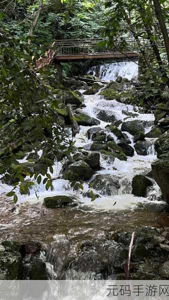 两峰夹小溪地湿又无泥诗意解析:1. 两峰相伴,溪水潺潺的诗意之旅