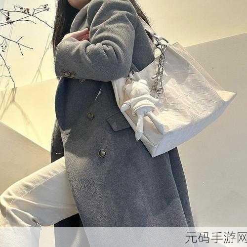 女生的两个大包包:1. "两个大包包,承载她的生活与梦想