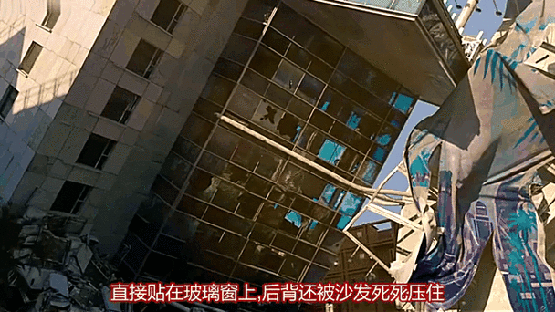 被压到落地玻璃窗前c:1. 被压到落地窗前的瞬间:生活中的意外与启示