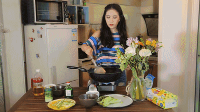 一边做饭一边躁狂高H动态图:1. "厨房狂欢:做饭时的激情瞬间