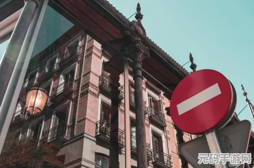 新月同行，揭秘框外风景，仪美术馆一楼探险全攻略